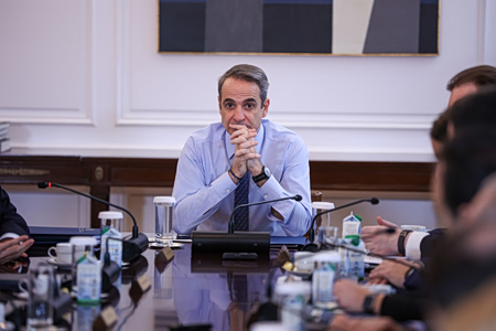 Μάχη με την ακρίβεια στο Μαξίμου: Σύσκεψη υπό τον Μητσοτάκη, στο τραπέζι οι τιμές του Πάσχα