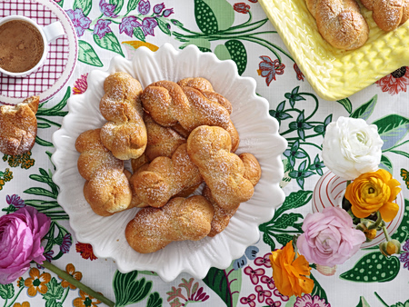 Φτιάχνουμε τα παραδοσιακά κουλουράκια της Λαμπρής στην καλύτερη εκδοχή τους