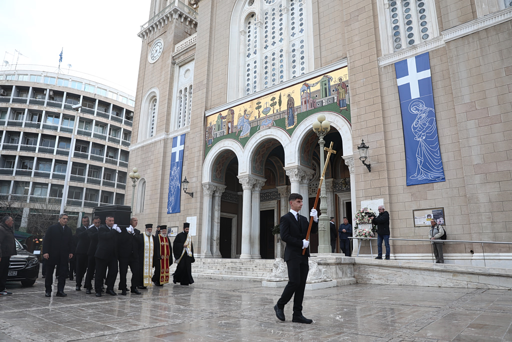 Μαρινέλλα: Στη Μητρόπολη η μεγάλη πρωταγωνίστρια, σε λαϊκό προσκύνημα η σορός της