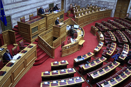 Αντιπαράθεση στη Βουλή για την προ ημερησίας – Βαριές κατηγορίες από το ΠαΣοΚ – Τι απαντά η ΝΔ