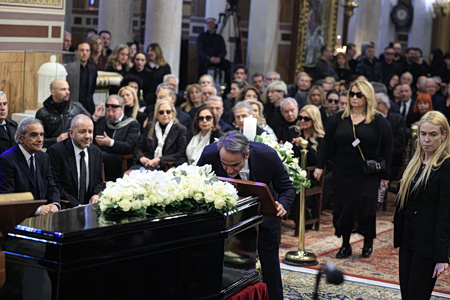 Υστατο Χαίρε στην Μαρινέλλα με επικηδείους από Αλεξίου και Νταλάρα