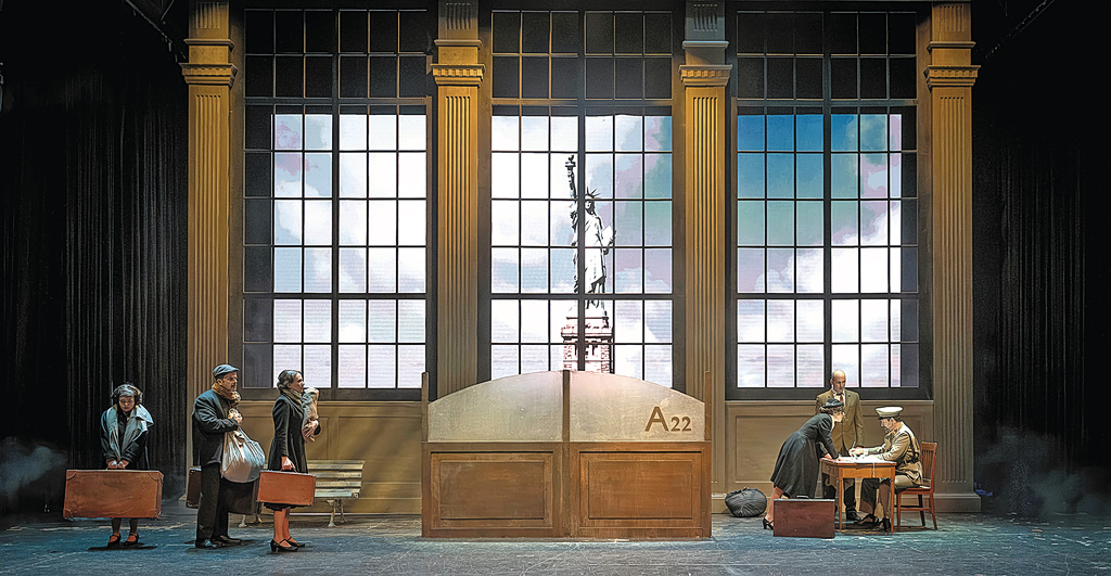 «Astoria»: Σαν απόκληροι γυρίζαν στην κακούργα ξενιτιά