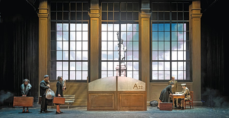 «Astoria»: Σαν απόκληροι γυρίζαν στην κακούργα ξενιτιά