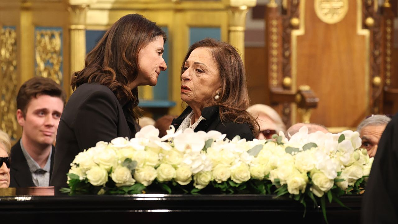 Κηδεία Μαρινέλλας: Σε κλίμα συγκίνησης και σπαραγμού το τελευταίο «αντίο»