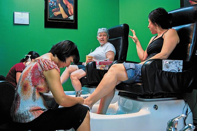 Τα οπτικά ποιήματα του Οσιαν Βουόνγκ – Η γλώσσα που έμαθε για να «μιλήσει» στην αναλφάβητη μητέρα του