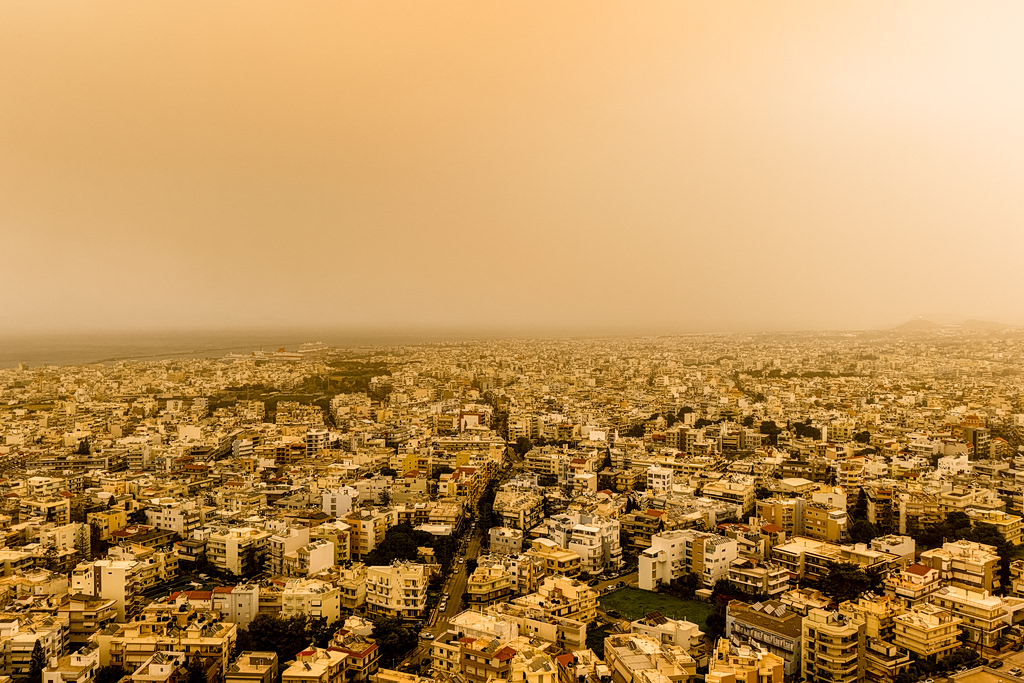 Απόκοσμες εικόνες στην Κρήτη: Η αφρικανική σκόνη «έπνιξε» το νησί – Προβλήματα στις πτήσεις