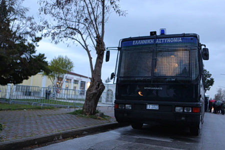 Δίκη Τέμπη: Face control, ουρές και οργή συγγενών – Πυρά Κωνσταντοπούλου, τι άλλαξε στην αίθουσα – Συνεχής ενημέρωση