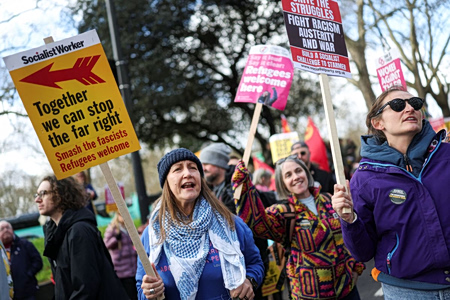«Το Στρατόπεδο των Αγίων»: Το ρατσιστικό μυθιστόρημα που γίνεται «ευαγγέλιο» της ακροδεξιάς