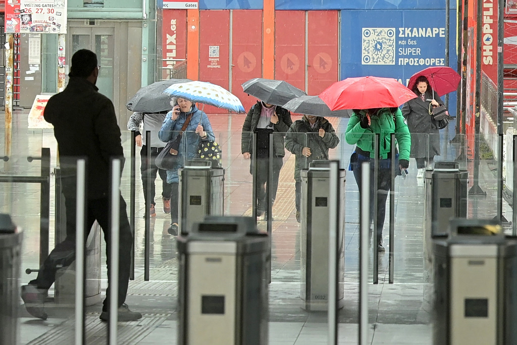 Η κακοκαιρία Erminio «σφυροκοπά» τη χώρα με καταιγίδες και θυελλώδεις ανέμους – Πού κλείνουν τα σχολεία