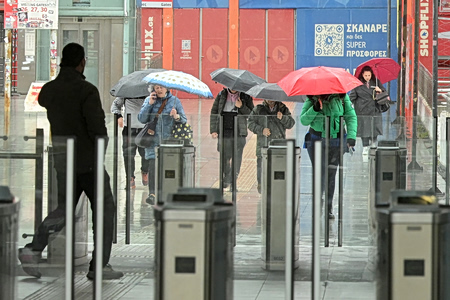 Η κακοκαιρία Erminio «σφυροκοπά» τη χώρα με καταιγίδες και θυελλώδεις ανέμους - Πού κλείνουν τα σχολεία