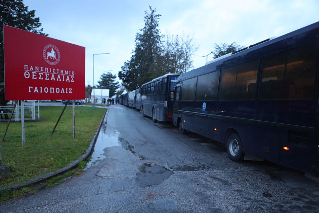 Δίκη Τέμπη: Η «μάχη» της αίθουσας και η «μάχη» της τέντας