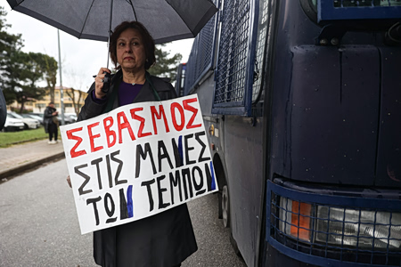 Δίκη Τέμπη: Όσα συνέβησαν τη δεύτερη μέρα – Ο «αγώνας ζωής» των συγγενών και οι εντάσεις