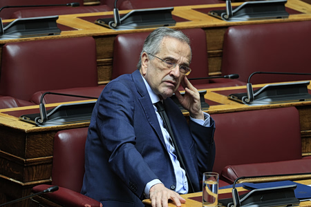 Κυβερνητικά καρφιά στον Σαμαρά