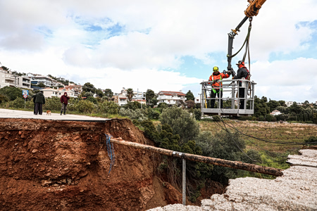 Εικόνες βιβλικής καταστροφής στην Αττική μετά την κακοκαιρία: Κατολισθήσεις, τόνοι λάσπης και απεγκλωβισμοί