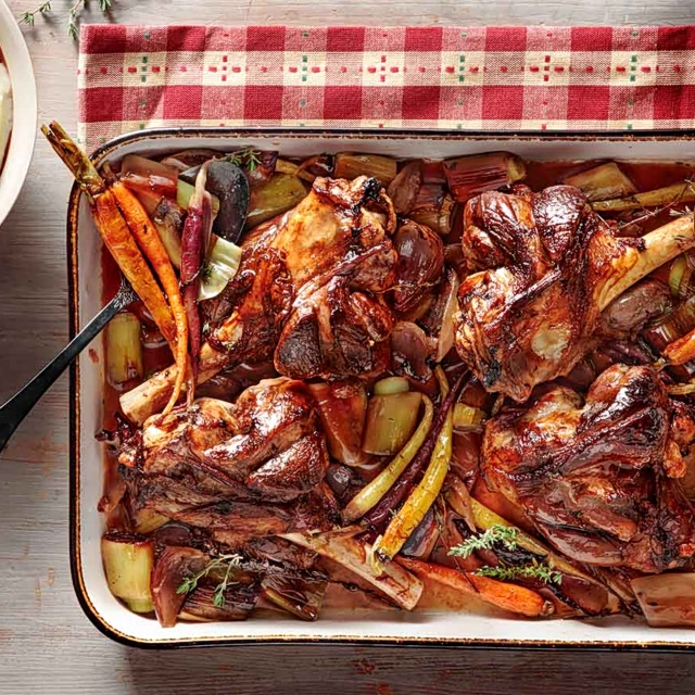 Αρνί κότσι με πολύχρωμα καρότα