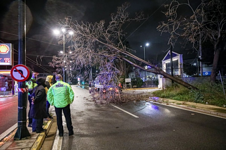 Ένας νεκρός στη Νέα Μάκρη: Δρόμοι χείμαρροι και πτώσεις δέντρων - Δύσκολες και οι επόμενες ώρες