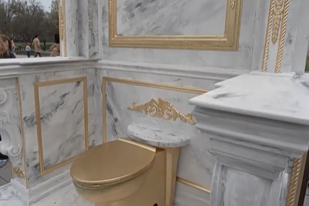 Ντόναλντ Τραμπ: Ο χρυσός «θρόνος» που έχει και καζανάκι