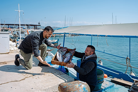 Λαύριο – 4 μαγαζιά για μεζέδες, θαλασσινά και ιστορικά γλυκά που πρέπει να επισκεφθείς