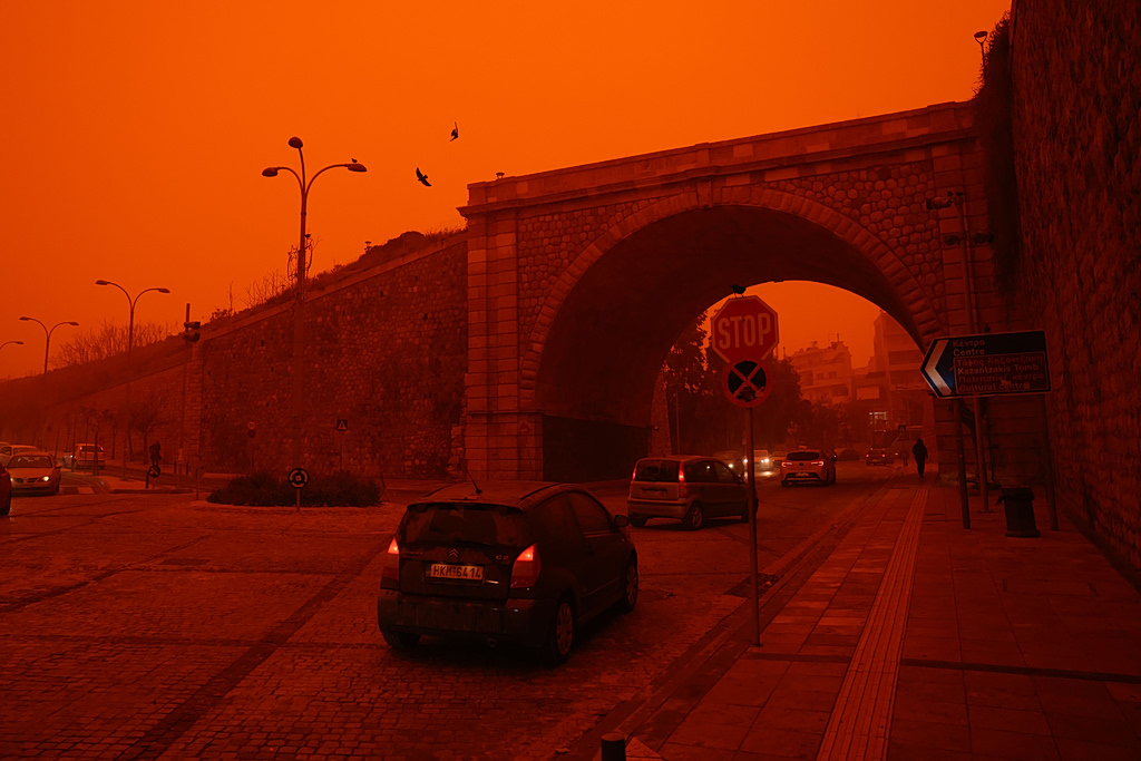 Πάσχα: Αφρικανική σκόνη – πόλεμος απομακρύνουν τους ευρωπαίους από Ελλάδα – Κύπρο