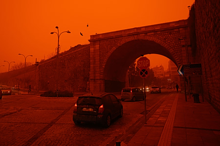 Πάσχα: Αφρικανική σκόνη – πόλεμος απομακρύνουν τους ευρωπαίους από Ελλάδα – Κύπρο