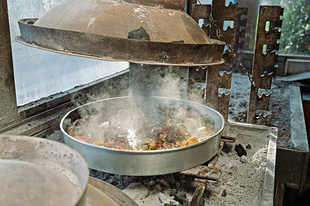 Η ταβέρνα στην Κερατέα που μαγειρεύει με τον τρόπο των Σαρακατσαναίων