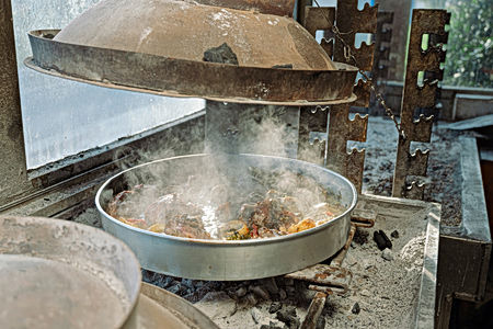 Η ταβέρνα στην Κερατέα που μαγειρεύει με τον τρόπο των Σαρακατσαναίων