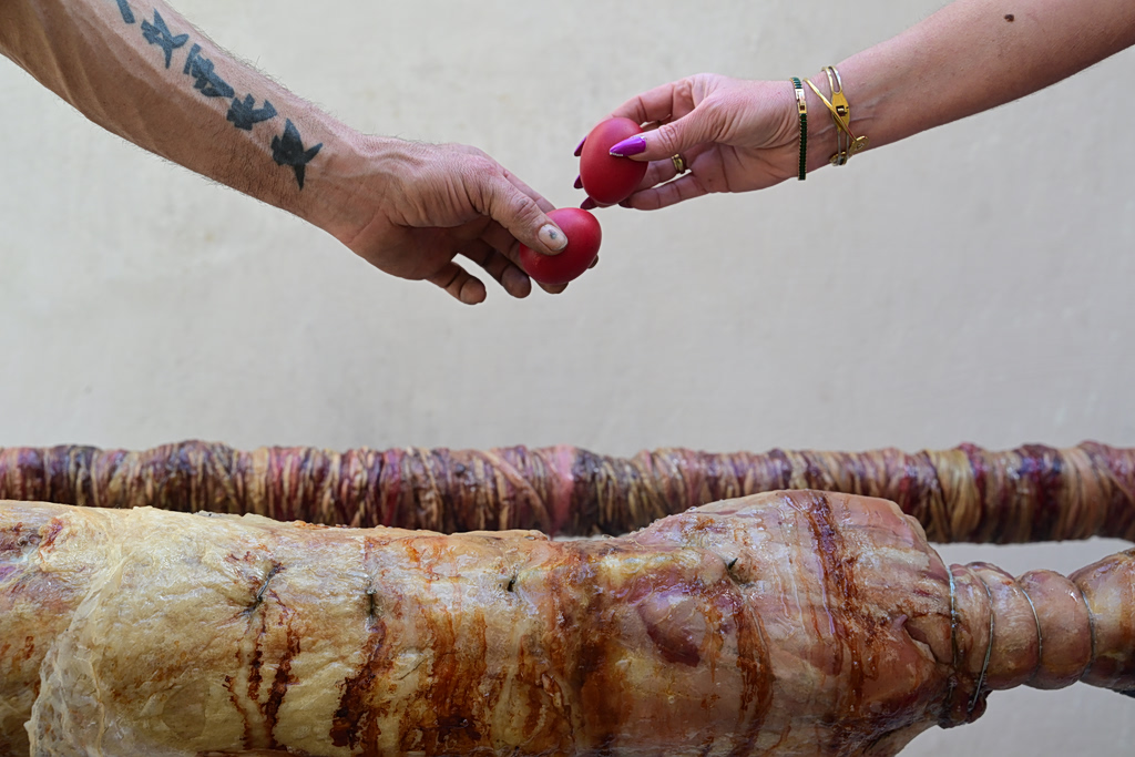 Πασχαλινό τραπέζι: Οδηγίες για ασφαλή τρόφιμα – Τι να προσέξετε σε αγορές και προετοιμασία