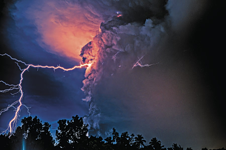 Γιατί μας «χτυπάει» το ρεύμα; Το μυστήριο 2.500 ετών που λύθηκε στο μικροσκόπιο