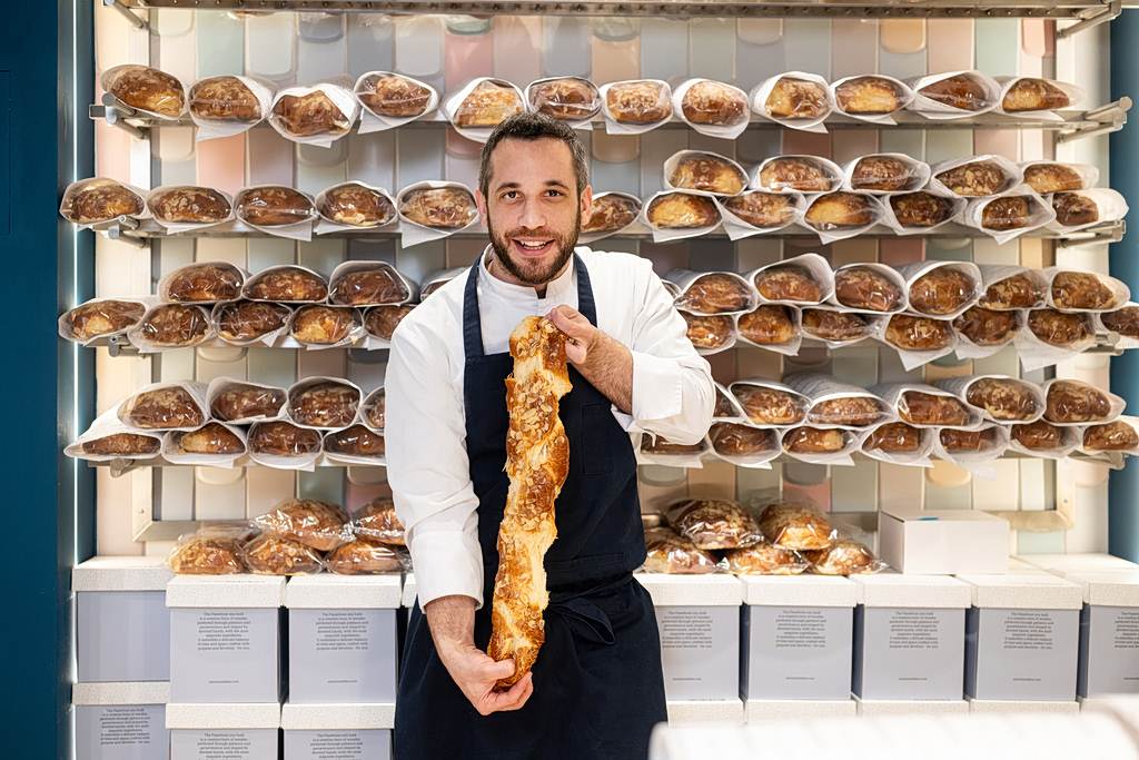 Ο Αντώνης Σελέκος μάς φτιάχνει το πιο αρωματικό τσουρέκι