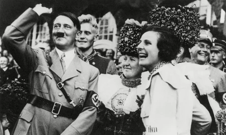 Λένι Ρίφενσταλ: Πώς η αμφιλεγόμενη σκηνοθέτις του 20ού αιώνα εξύμνησε τον ναζισμό