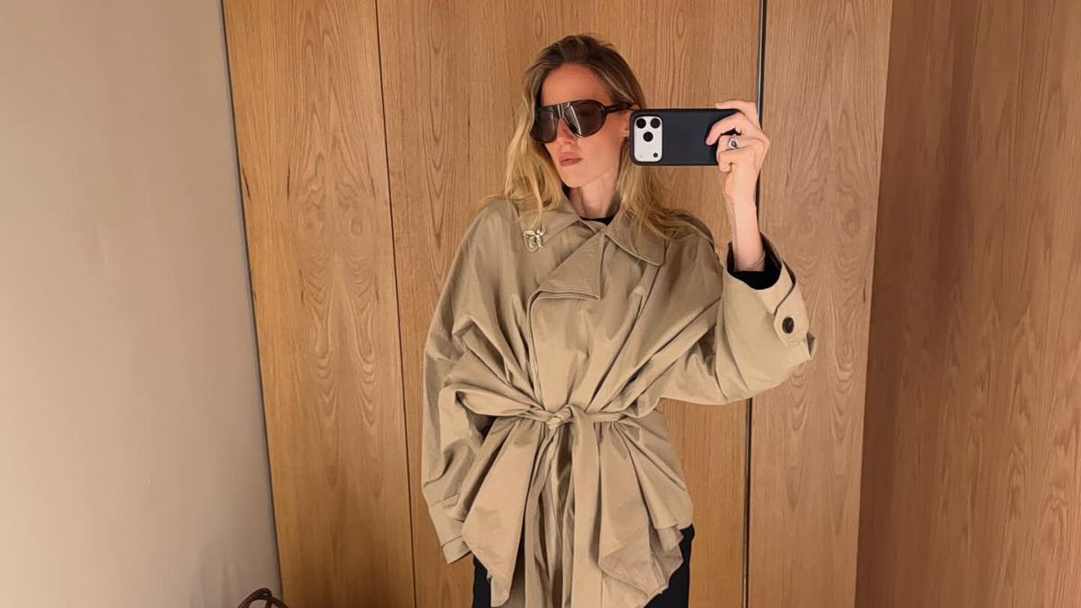 Κοντή καμπαρντίνα: Eπιστρέφει και διαδραματίζει ρόλο- κλειδί στα ανοιξιάτικα looks μας