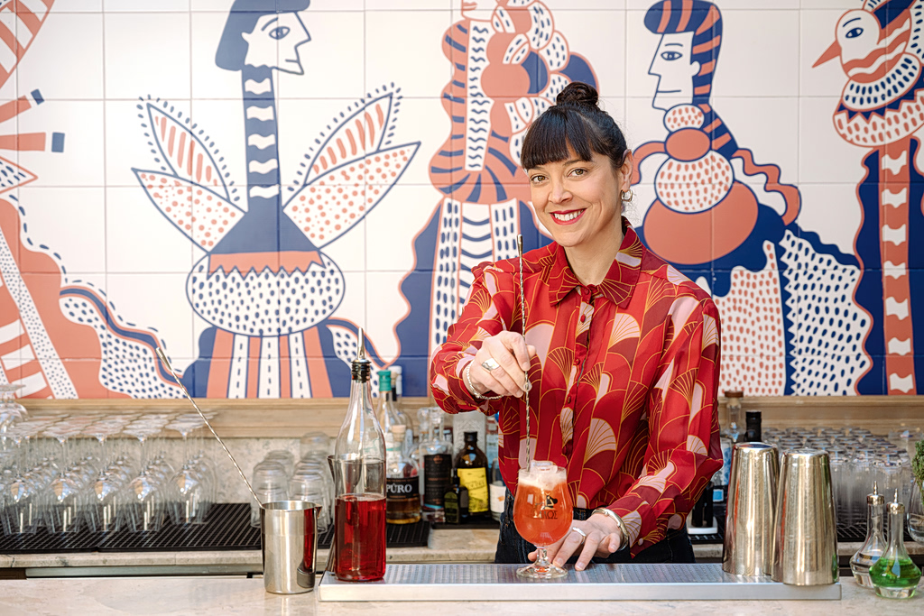 Η Πόπη Σεβαστού και η τέχνη των ξεχωριστών κοκτέιλ