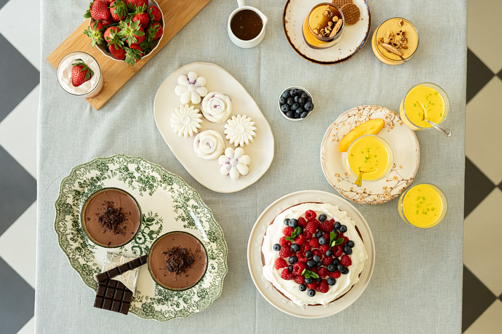 Ανοιξιάτικες κρέμες, μους κι ένα cloud cake που πρέπει να δοκιμάσεις