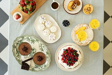 Ανοιξιάτικες κρέμες, μους κι ένα cloud cake που πρέπει να δοκιμάσεις