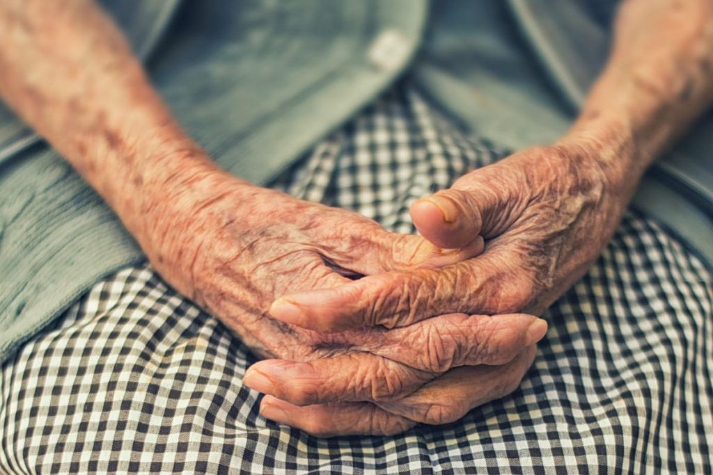 Έστησαν απάτη με το ρεύμα και «εξαφάνισαν» τα κοσμήματα ηλικιωμένης