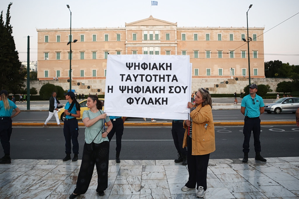 Νέες ταυτότητες: Πώς οι θεωρίες συνωμοσίας οδήγησαν στην αύξηση των αιτήσεων για διαβατήρια