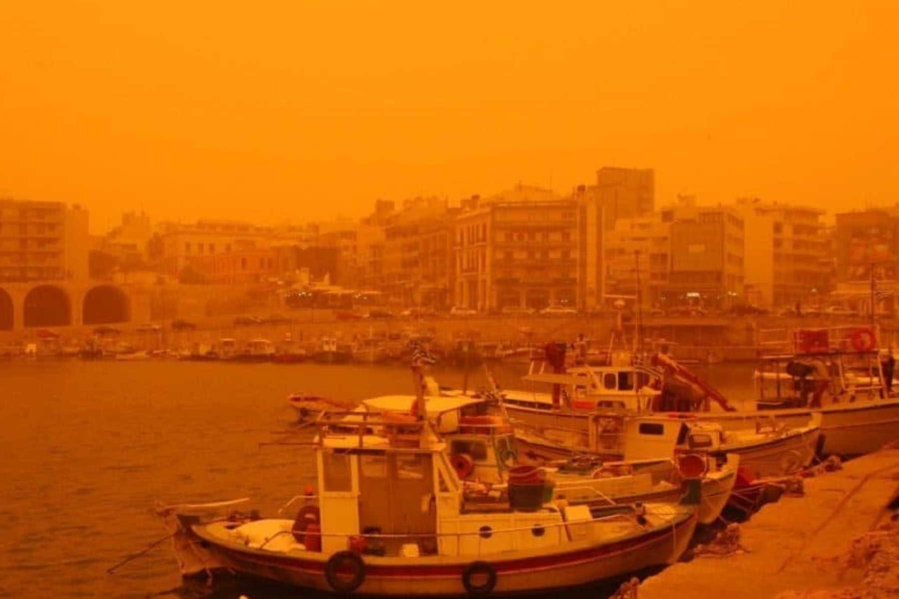 «Τι κλείσατε για καλοκαίρι;» – Μια κουβέντα υπό τη σέπια της λασποβροχής