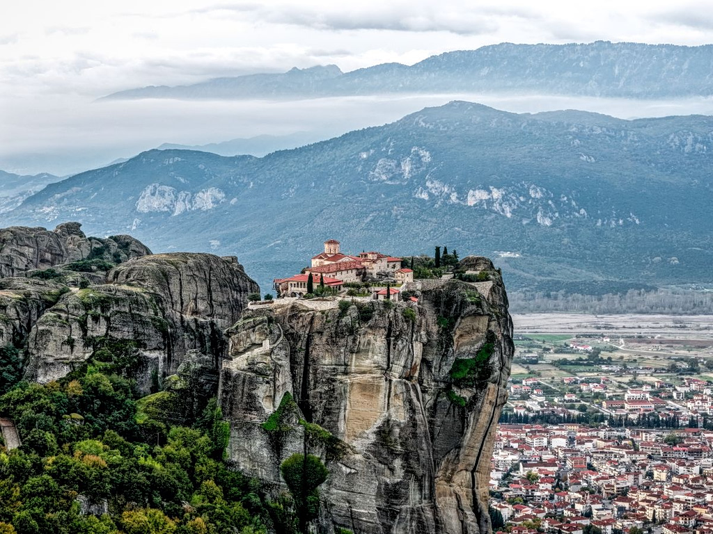 Νεκρή γυναίκα που έπεσε από βράχο Μονής στα Μετέωρα
