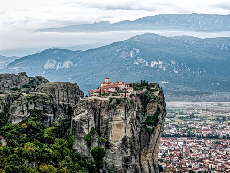 Νεκρή γυναίκα που έπεσε από βράχο Μονής στα Μετέωρα