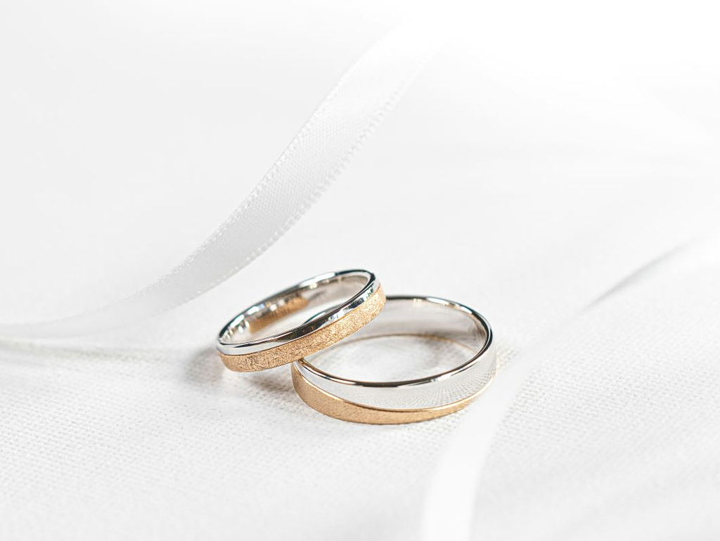 Ο «πυρετός» του χρυσού αλλάζει τους γάμους: Γιατί τα δαχτυλίδια ακριβαίνουν