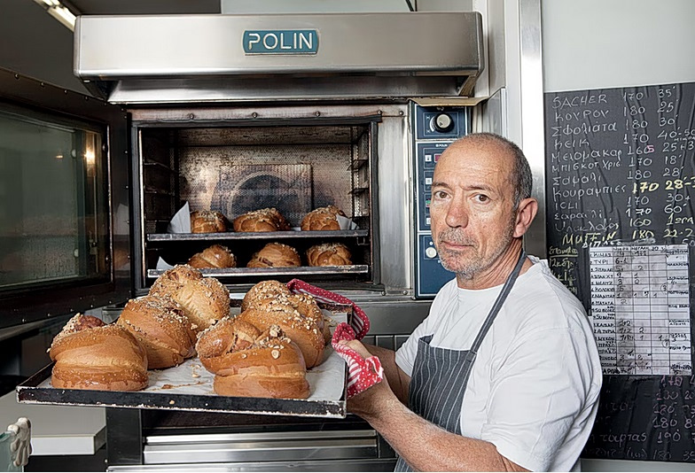 25 στάσεις στην Αθήνα για τσουρέκι – Από τα Πολίτικα μέχρι τα νέα microbakeries