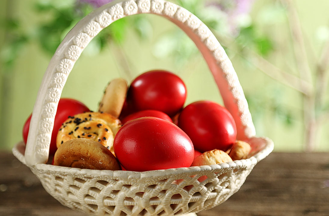 Πώς θα βάψετε τα πιο λαμπερά κόκκινα αυγά φέτος το Πάσχα