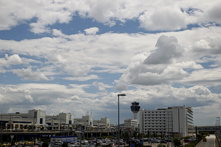 Ακίνητα: Αγορά δύο ταχυτήτων γύρω από το αεροδρόμιο – Ποιοι «κερδίζουν» και ποιοι μένουν πίσω