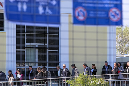 Δίκη Τεμπών: Οι άδειες καρέκλες, το κορίτσι χωρίς δικηγόρο και η αναπάντεχη κίνηση του δημοσίου