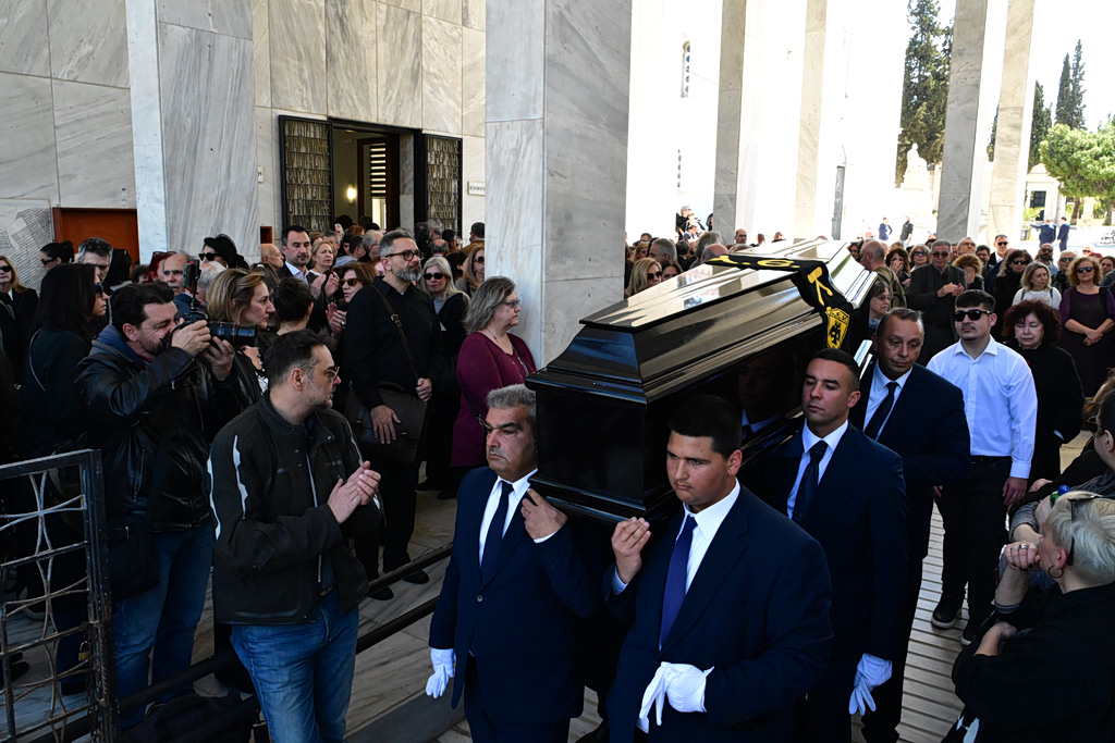 Σε βαρύ κλίμα η κηδεία του Βασίλη Ρίζου, γιου της Θεανώς Φωτίου – Παρών ο Αλέξης Τσίπρας