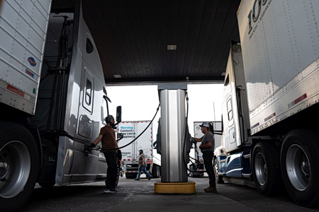 Γιατί το άνοιγμα του Ορμούζ δεν αρκεί για να πέσει η τιμή της βενζίνης