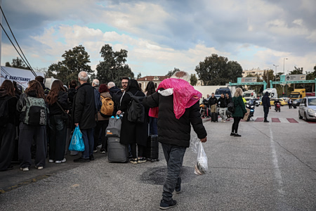 Πάσχα 2026: Κορυφώνεται η μεγάλη έξοδος – «Φλέγονται» εθνικές οδοί, λιμάνια, ΚΤΕΛ