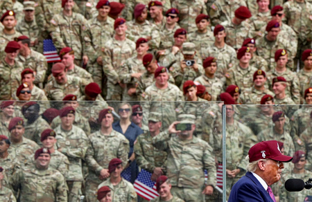 Reuters: Ο Τραμπ εξετάζει το ενδεχόμενο να αποσύρει αμερικανικές δυνάμεις από την Ευρώπη