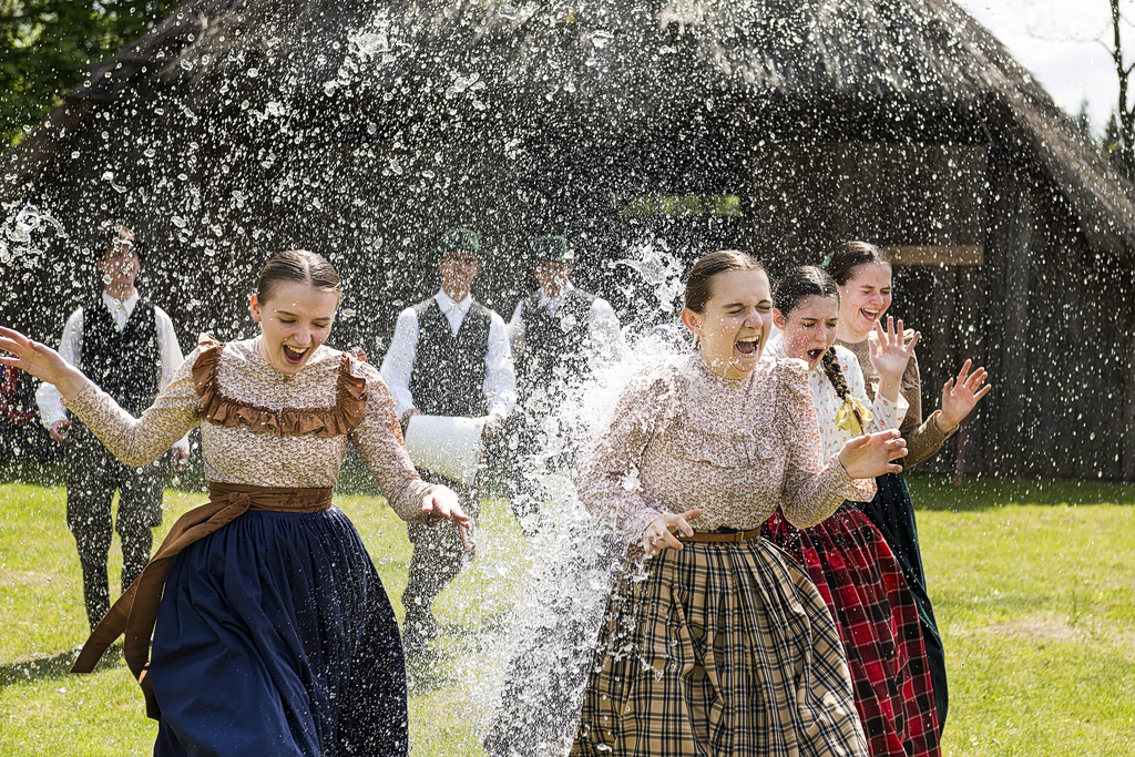 Παράξενα Πασχαλινά έθιμα στον κόσμο – Από τις μάγισσες του Βορρά στα χαλιά της Γουατεμάλας