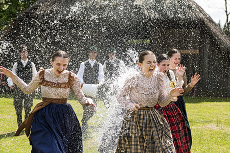 Παράξενα Πασχαλινά έθιμα στον κόσμο – Από τις μάγισσες του Βορρά στα χαλιά της Γουατεμάλας